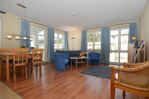ein Wohnzimmer und ein Esszimmer mit einem Tisch und Stühlen in der Unterkunft Villa Seerose - Appartement 07 in Ostseebad Sellin