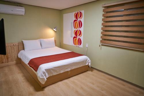 Tempat tidur dalam kamar di Seoul Station R Guesthouse