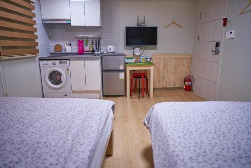 Кухня или мини-кухня в Seoul Station R Guesthouse
