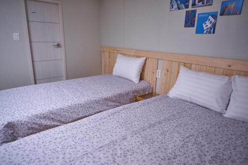 Кровать или кровати в номере Seoul Station R Guesthouse