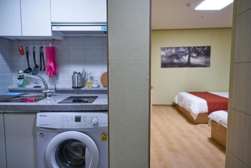 Кухня или мини-кухня в Seoul Station R Guesthouse
