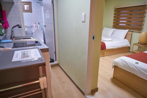 Кровать или кровати в номере Seoul Station R Guesthouse
