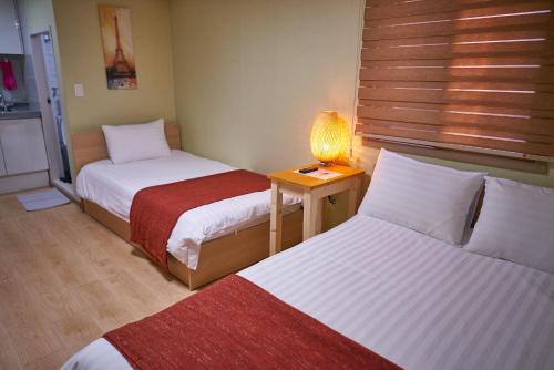 Кровать или кровати в номере Seoul Station R Guesthouse
