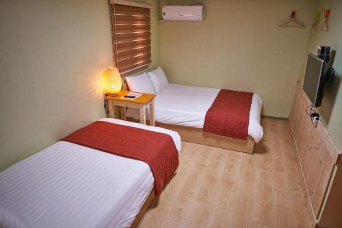 Кровать или кровати в номере Seoul Station R Guesthouse