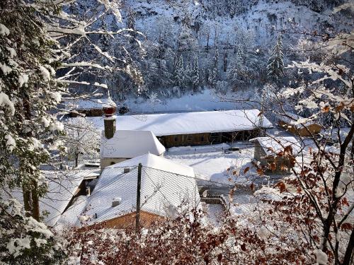 an aerial view of a house covered in snow at Gasthof Salzstadl in Reutte