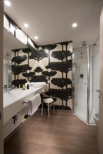 a bathroom with two sinks and a shower at Ark Hotel in Verona