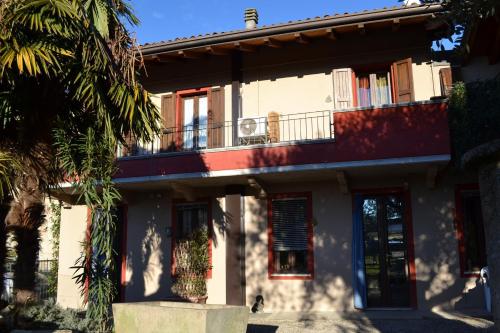 budynek z balkonem i palmą w obiekcie B&B Casa Mia w mieście Desenzano del Garda
