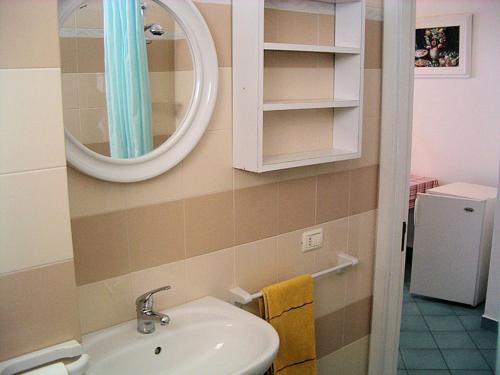 een badkamer met een wastafel en een spiegel bij BLU MARINE CASA a 10mt dalla SPIAGGIA in Peschici