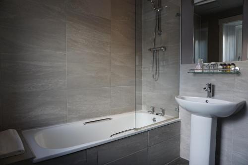 Lochside Hotelにあるバスルーム