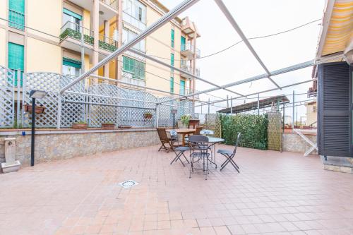 a patio with chairs and a table in a building at B&b Il miglio d’oro in Ercolano