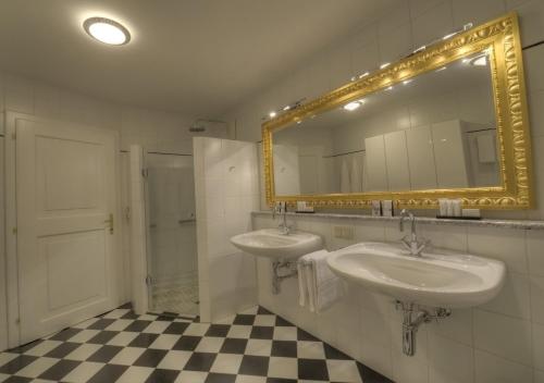 łazienka z 2 umywalkami i lustrem w obiekcie Chalet Anna Maria by Kaprun Rentals w Kaprunie