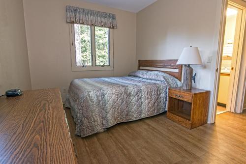 Ένα ή περισσότερα κρεβάτια σε δωμάτιο στο Kenlake State Resort Park