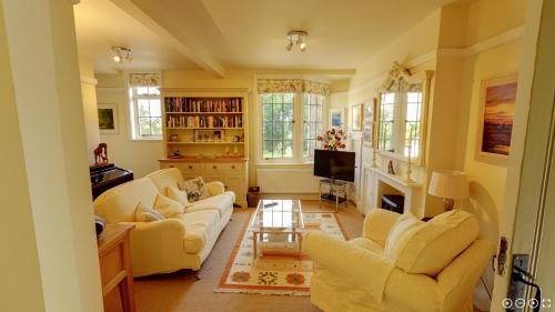 sala de estar con 2 sofás y chimenea en Rock House Cottage, en Exeter