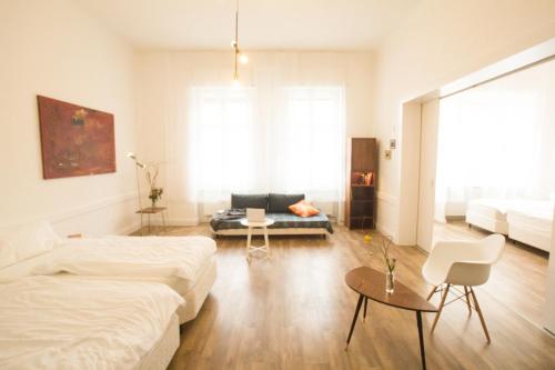 ベルリンにあるCentral , 3 rooms in Frankfurter Torのベッドルーム1室(ベッド1台、ソファ、テーブル付)