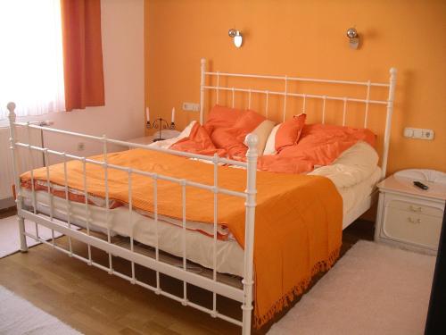 ヘーヴィーズにあるCentrum Apartmanのベッドルーム1室(白い二段ベッド1組、オレンジ色の枕付)