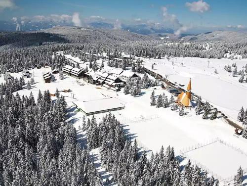 una vista aerea di una stazione sciistica nella neve di Zeleni Apartment Rogla a Zreče