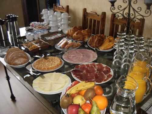 a table topped with lots of different types of food at Hotel Rural y SPA Kinedomus Bienestar in Aranda de Duero