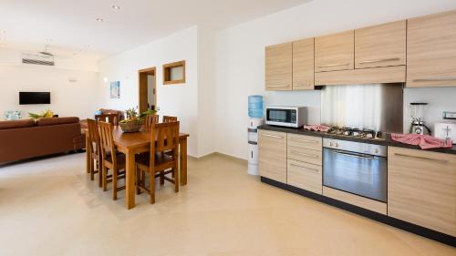 Aligio Apart-hotel & Spa - Las Terrenasにあるキッチンまたは簡易キッチン