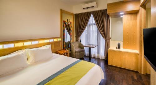Ένα ή περισσότερα κρεβάτια σε δωμάτιο στο Treasures Hotel and Suites