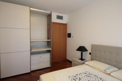 een slaapkamer met een bed en een kast bij Orea Spiti - Charming Flat & Canal View Few steps from Movida in Milaan