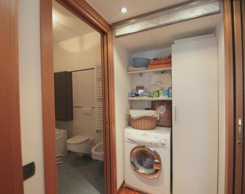 een badkamer met een wasmachine en een toilet bij Orea Spiti - Charming Flat & Canal View Few steps from Movida in Milaan