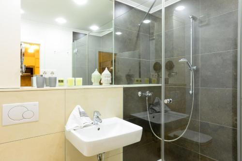 een badkamer met een wastafel en een douche bij Sylter-Rose-Haus-Ankerlicht-Wohnung-72 in Westerland