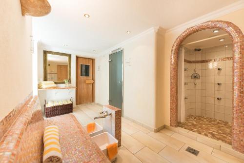 La grande salle de bains est pourvue d'une baignoire et d'une douche. dans l'établissement Kertess, à Sankt Anton am Arlberg
