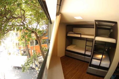 Dviaukštė lova arba lovos apgyvendinimo įstaigoje Ipanema Beach Hostel