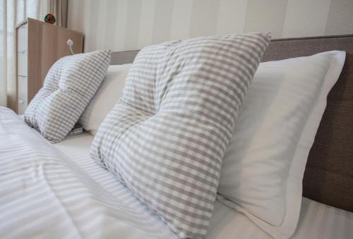 2 almohadas sentadas encima de una cama en Michelle Apartment en Sofía