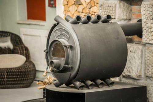 a mixer sitting on top of a stove at Luxusní srub Líny in Bukovno