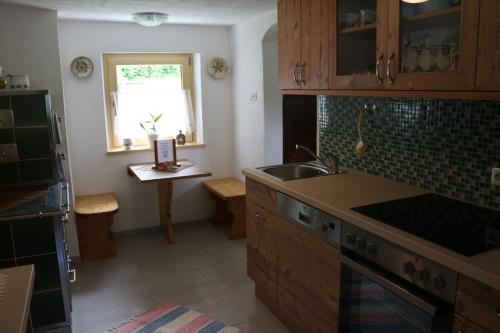 Gams bei Hieflau的住宿－Forstauer's Teichalm，厨房配有水槽和台面