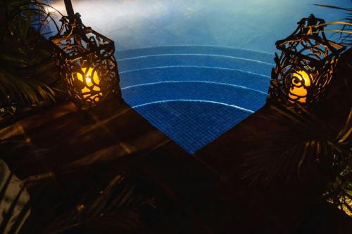 a pair of lights on top of a pool of water at La Leyenda Boutique Hotel by Bunik in Playa del Carmen