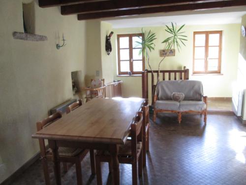 a dining room with a wooden table and chairs at Gîte Les Remparts in La Garde-Adhémar