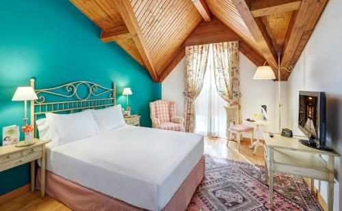 A bed or beds in a room at Hotel Silken Villa de Laguardia