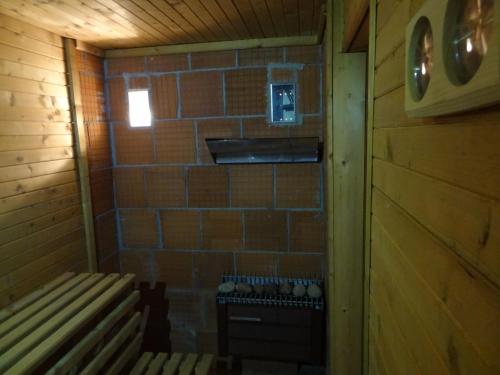 ロキトニツェ・ナト・イゼロウにあるSankoviのレンガの壁の小さなお部屋で、コンロが備わります。