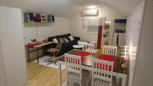een keuken en woonkamer met een tafel en stoelen bij Arctic River Apartment in Rovaniemi