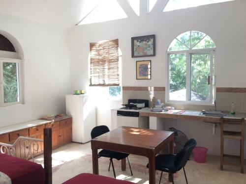 a kitchen and living room with a table and chairs at Casa del Arquitecto in Cancún