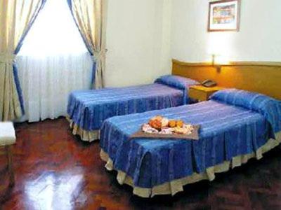 Llit o llits en una habitació de Alcor Hotel