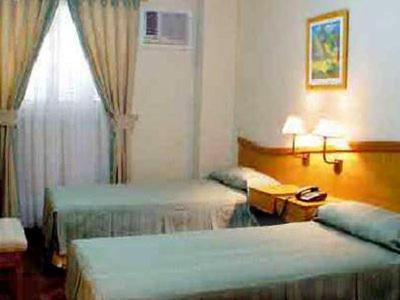 ein Hotelzimmer mit 2 Betten und einem Fenster in der Unterkunft Alcor Hotel in Mendoza