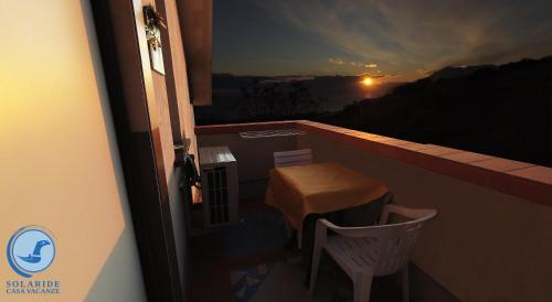 RESIDENCE SOLARIDE apartments, FREE PRIVATE PARKING WITH VIDEOSURVELLIANCE and SHUTTLE SERVICEにあるバルコニーまたはテラス