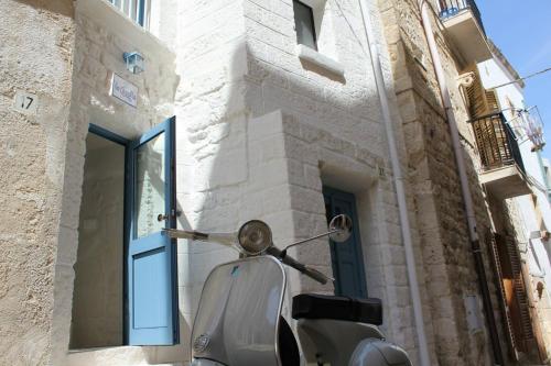 a scooter parked in front of a building at La Casetta 19 in Polignano a Mare