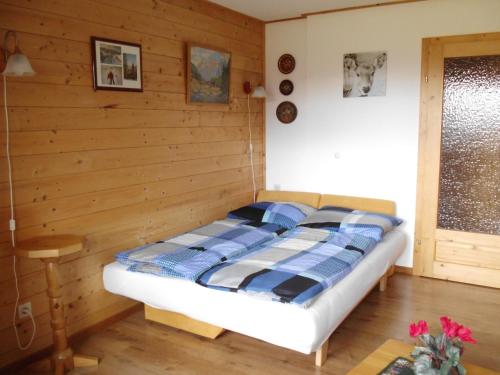 a bedroom with a bed in a wooden wall at Weideblick in Tauplitz