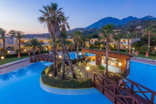 vista aerea di un resort con piscina di Club Residence La Castellana Mare a Belvedere Marittimo