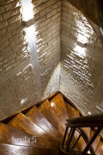 an overhead view of a wooden floor and a brick wall at Apartamenty Szewska 25 in Toruń