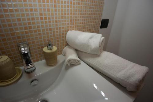 a bathroom with a white tub with towels on it at VillaRosa in Santa Lucia di Piave