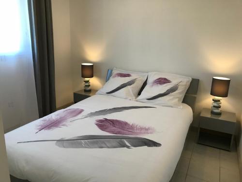 Voodi või voodid majutusasutuse Villa entière Cara Mougins Cannes Grasse toas