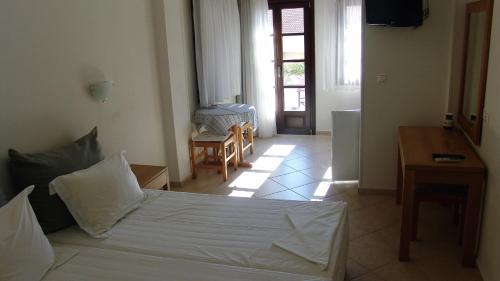 Postel nebo postele na pokoji v ubytování Notis Hotel