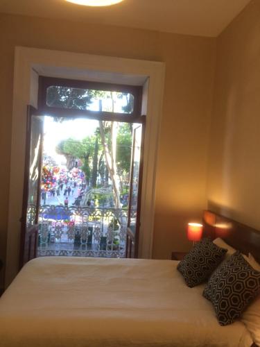 a bedroom with a bed and a window at Zocalo SUPER VISTA in Puebla