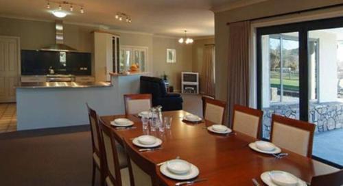 a dining room and kitchen with a table and chairs at Tui Lodge in Turangi