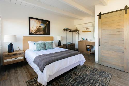 Un pat sau paturi într-o cameră la Surfhouse